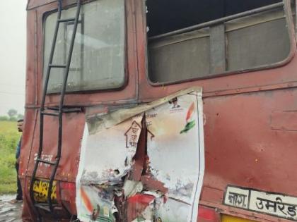 Travels hit by a bus; One woman is seriously injured and 13 passengers are slightly injured | सुसाट ट्रॅव्हल्सची बसला धडक; एक महिला गंभीर तर १३ प्रवासी किरकाेळ जखमी