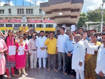 Candidates from Solapur who got job appointments bow down at the feet of Chhatrapati Shivaji Maharaj | नोकरीच्या नियुक्त्या मिळालेले सोलापुरातील उमेदवार छत्रपती शिवाजी महाराजांच्या चरणी नतमस्तक