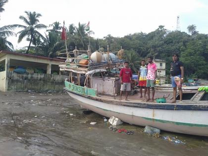 in uttan fishing boat hit a rock in the sea | उत्तन समुद्रात मच्छीमार बोट खडकाला आदळली 