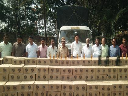 Liquor stock worth 19 lakh seized in Kolhapur, tempo driver released | कोल्हापुरात १९ लाखांचा मद्यसाठा जप्त, पथकाला गुंगारा देऊन टेम्पोचालक पसार