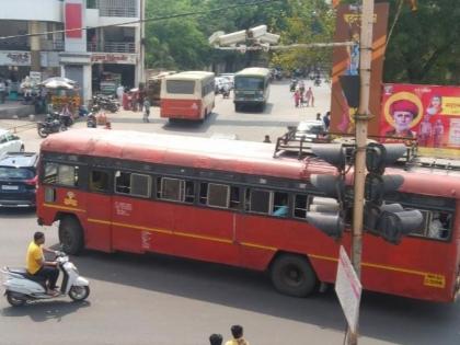 Parking right in front of Sangamner Bus Stand entrance; Blockage of buses coming and going to the station | संगमनेर बसस्थानकाच्या प्रवेशद्वारासमोरच पार्किंग; स्थानकात येणाऱ्या-जाणाऱ्या बसेसला अडथळा