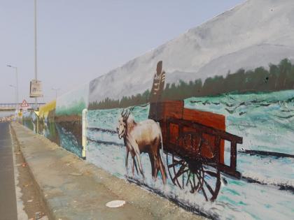 A view of the nature of Konkan on the wall on the Mumbai Goa highway | मुंबई-गोवा महामार्गावरील भिंतीवर कोकणच्या निसर्गाचे दर्शन