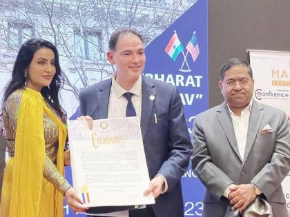 Amruta Fadnavis felicitated at Bharat Mahotsav in New York | न्यू यॉर्कच्या भारत महोत्सवात अमृता फडणवीस यांचा सत्कार