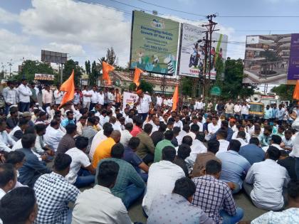 Block the road for Maratha reservation in the ahmadnagar | नगरमध्ये मराठा आरक्षणासाठी रस्ता रोको