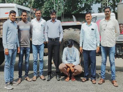 The temptation to buy a cheap tractor is expensive; Police handcuffed one | स्वस्तात ट्रॅक्टर खरेदीचा मोह पडला महागात; पोलिसांनी एकास ठोकल्या बेड्या