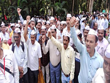 Due to strike of government employees in Kolhapur for various demands including old pension office work stopped | जुन्या पेन्शनसाठी बेमुदत संप: ..अन्यथा निवडणुकीत हिसका दाखवू, शासकीय कर्मचाऱ्यांचा सज्जड इशारा 