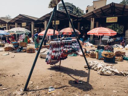 Coronavirus causes dryness in the dry fish market of Marol; The crowd of diners subsided | Coronavirus: कोरोनामुळे मरोळच्या सुक्या मासळी बाजारात शुकशुकाट; खवय्यांची गर्दी ओसरली