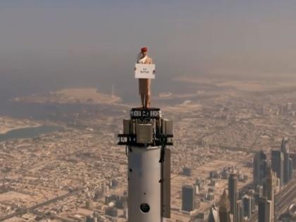 Woman stands on top of Burj Khalifa in emirates airline ad see viral video how it was filmed | बाप रे बाप! बुर्ज खलिफाच्या टॉपवर उभं राहून महिलेने शूट केली जाहिरात, व्हिडीओ पाहून उडेल थरकाप