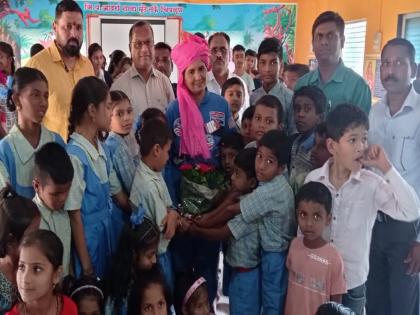 Astronaut Aarti Patil visited a primary school in Mundhe ratnagiri district | Ratnagiri News: चिमुकल्यांमध्ये रमली अंतराळवीर; नासा, तिच्या कार्यपद्धतीविषयी मुलांना दिली माहिती 