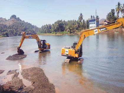 Naam Foundation started Sludge Upsala in Vashishti river | Ratnagiri News: नाम फाउंडेशनतर्फे ‘वाशिष्ठी’त गाळ उपशाला सुरुवात