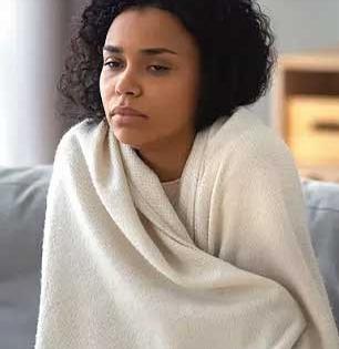 हात-पाय सतत थंड पडतात- हुडहुडी भरते? 'हे' व्हिटॅमिन खा, शरीराला मिळेल ऊब-राहाल ठणठणीत