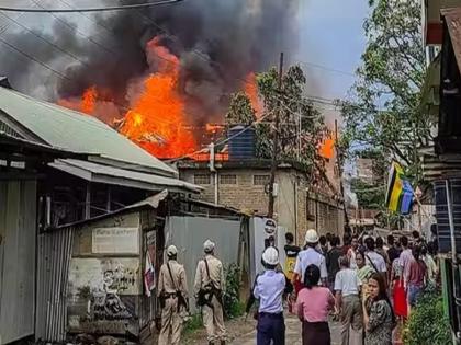 Union externar affairs minister state rk ranjan singh house set on fire by mob attacked with petrol bombs in Manipur | मणिपुरमध्ये केंद्रीय मंत्र्यांच्या घराला जमावानं लावली आग, पेट्रोल बॉम्बनं केला हल्ला