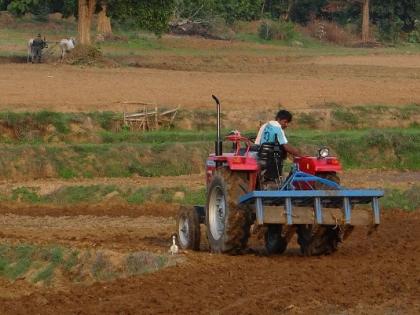 Use of machinery in agriculture due to non-availability of labor | मजूर मिळत नसल्याने शेतीकामात यंत्राचा वापर