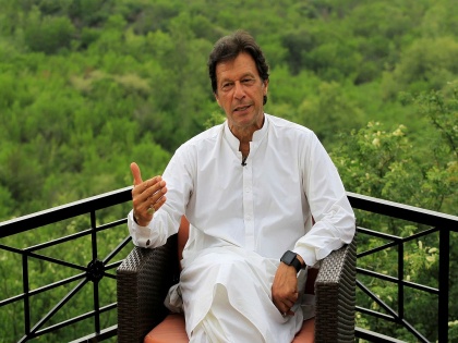 Pakistan PM Imran Khan shares past World Cup experiences with Sarfraz Ahmed’s men | इम्रान खान पुन्हा क्रिकेटच्या मैदानात, 'मिशन वर्ल्ड कप'साठी पाकिस्तानी संघाला टिप्स