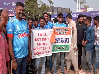 In ICC odi world cup 2023 match between India and Bangladesh today at Maharashtra Cricket Association Stadium in Pune and Rohit Sharma fans have made posters  | "रोहित शर्मा माझा देव...", भारत विरूद्ध बांगलादेश आज थरार; सामन्यापूर्वी पुण्यात 'हिटमॅन'प्रेमींचा मेळावा