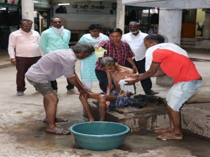 In Jalgaon help unknown person | जळगावात माणुसकीचे दर्शन, मरणासन्न अवस्थेतील बेवारस तरुणास जीवदान