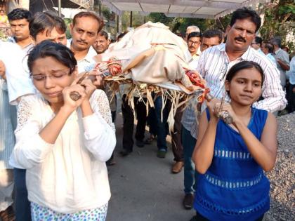 In Jalgaon, the student fineral her father | जळगावात विद्यार्थिनीने बारावीच्या पेपर देऊन पित्याला दिला खांदा