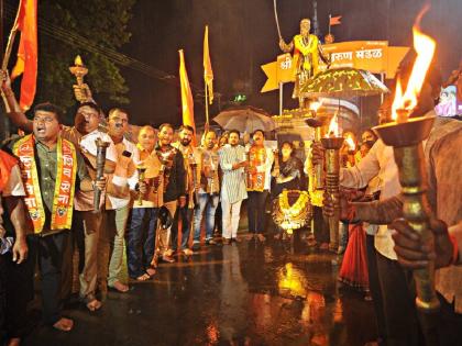 In Kolhapur, Shiv Sena lit a torch at Shivaji Chowk in heavy rain   | शिवसेनेने पेटवली शिवाजी चौकात मशाल; भरपावसात घोषणाबाजी, चिन्ह मिळाल्याचा व्यक्त केला आनंद