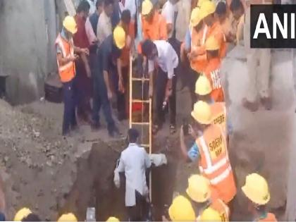  in Madhya Pradesh A two-and-a-half-year-old girl fell into a borewell in Kajari Barkheda village of Vidisha  | देव तारी त्याला कोण मारी! बोअरवेलमध्ये पडलेल्या अडीच वर्षीय चिमुकलीला बाहेर काढण्यात यश