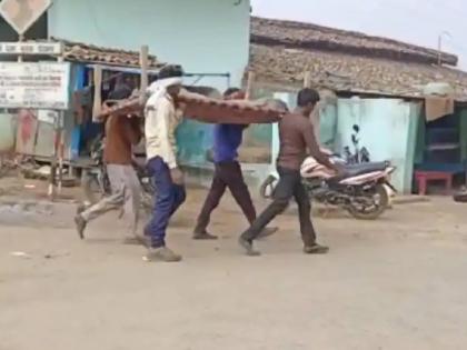 In Madhya Pradesh Singrauli district, a family had to carry a dead body on a cot due to lack of an ambulance | मृतदेह नेण्यासाठी रुग्णवाहिका मिळेना; नातेवाईकांनी खाटेवर ठेवून सुरू केला 20 किमीचा प्रवास