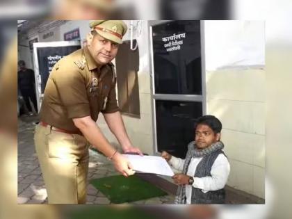 In Muzaffarnagar, Uttar Pradesh, a 3-foot-tall young man has requested Chief Minister Yogi Adityanath to get him married through the police | Yogi Adityanath: "माझं लग्न करून द्या...", 3 फुटांच्या दानिशने पोलिसांमार्फत CM योगींना केली विनंती