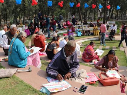 In the world of grand-grandmother paintings | आजी-आजोबा रंगले चित्राच्या दुनियेत, आकर्षक चित्रांनी वेधले लक्ष