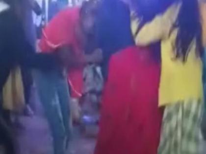 In Uttar Pradesh's Varanasi, two girlfriends got into a fight over a boyfriend   | एका प्रियकरासाठी दोन मैत्रिणींमध्ये भररस्त्यात तुफान हाणामारी; वाद चिघळताच तरूण फरार