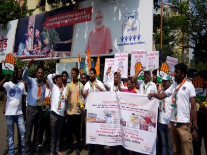 Youth Congress protest against fuel price hike | इंधन दरवाढीच्या निषेधार्थ युवक काँग्रेसकडून लॉलिपॉप वाटप