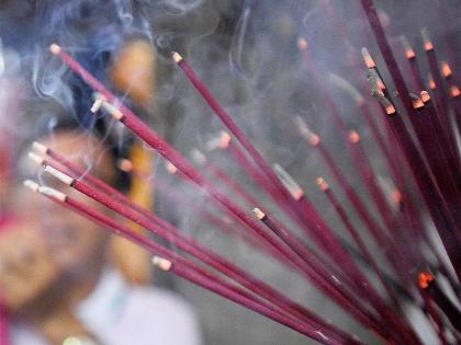 Now the smoke of inflation is coming out of the incense-sticks - Agarbatti; Instead of increasing the price, the quantity decreased | आता अगरबत्तीतून निघतोय महागाईचा धूर; किंमत वाढविण्याऐवजी संख्या घटवली