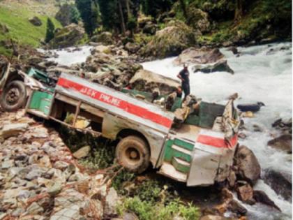 Bus overturns in valley, seven jawans die, incidents in Kashmir, jawans returning from safety of Amarnath Yatra | बस दरीत काेसळली, सात जवानांचा मृत्यू, काश्मीरमधील घटना, अमरनाथ यात्रेच्या सुरक्षेतून परतत हाेते जवान