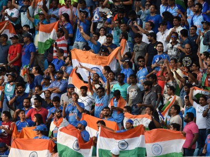 India vs Pakistan: Indian fans made the stadium happy, watch the video | India vs Pakistan : भारतीय चाहत्यांनी स्टेडियममध्ये केली धमाल, पाहा हा व्हिडीओ