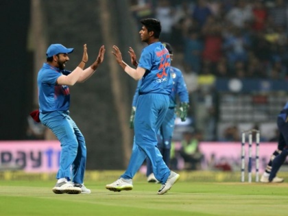 Indian bowlers hit Sri Lankan by 135 runs |  भारतीय गोलंदाजांचा भेदक मारा, भारताला क्लीनस्वीप नोंदवण्यासाठी १३६ धावांचे आव्हान
