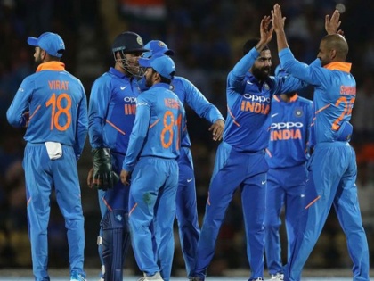 India vs Australia 4th ODI: In the absence of Mahendra Singh Dhoni, look at Rishabh Pant's performance | India vs Australia 4th ODI: महेंद्रसिंग धोनीच्या अनुपस्थितीत ऋषभ पंतच्या कामगिरीकडे नजर