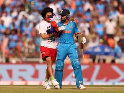 ICC ODI World Cup Final IND vs AUS Live : A fan has just barged into the field of play and tried to hug him but is quickly grabbed by the security, Police arrested the Palestine supporter  | सुरक्षा यंत्रणेला गंडवले! विराटला मिठी मारण्यासाठी चाहता मैदानावर, टी-शर्टवरील मॅसेजने वेधले लक्ष