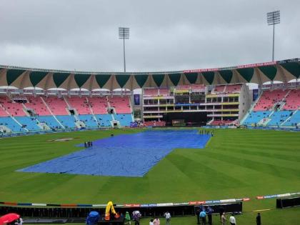 IND vs SA 1st ODI Live Updates : The rain has stopped, covers are slowly coming off, we expect an update around 2:30 PM IST | IND vs SA 1st ODI Live Updates : दोन तासांच्या खेळानंतर पाऊस थांबला अन् पहिली वन डे कधी सुरू होणार याचा टाईम ठरला