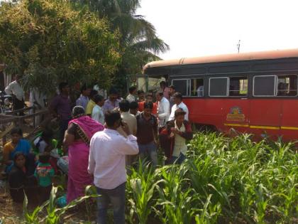 ... and the bus stands in the field near the acacia tree ...! | ...आणि भरधाव बस बाभळीच्या झाडाजवळून शेतात उभी राहते...!