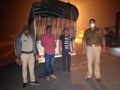 major action by Indapur police tobacco worth Rs 32 lakh seized in blockade | इंदापूर पोलिसांची मोठी कारवाई; नाकाबंदीत ३२ लाखांचा गुटखा जप्त