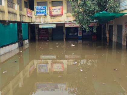 Panic in Indapur! 173 families in 13 villages left in the open due to a single rain, crops also damaged | इंदापूरात थैमान! एकाच पावसामुळे १३ गावांमधील १७३ कुटुंबे उघड्यावर, शेतपिकांचेही नुकसान