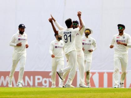 IND vs BAN, 2nd Test : 213 for 5 to 227 for 10 - great comeback by India; Bangladesh 227 all-out in the first innings with 4 wickets each for Umesh & Ashwin. | IND vs BAN, 2nd Test : १४ धावांत ५ फलंदाज माघारी; आर अश्विन, उमेश यादवची लै भारी कामगिरी, बांगलादेश ऑल आऊट 
