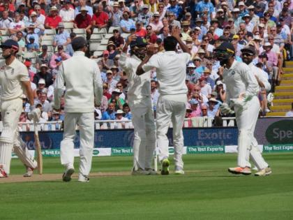 India vs England Test: Ashwin gives India first relief | India vs England Test: कुकला बाद करत अश्विनने दिला भारताला पहिला दिलासा