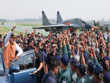 India-Pakistan War: The story of the 1965 war! 55 Pakistani commandos landed to capture Adampur air base, 12 were killed and the rest detained | कहाणी १९६५ च्या युद्धाची! आदमपूर एअरबेसवर कब्जा करण्यासाठी उतरले ५५ पाकिस्तानी कमांडो, १२ ठार तर बाकी... India-Pakistan War: The story of the 1965 war! 55 Pakistani commandos landed to capture Adampur air base, 12 were killed and the rest detained | कहाणी १९६५ च्या युद्धाची! आदमपूर एअरबेसवर कब्जा करण्यासाठी उतरले ५५ पाकिस्तानी कमांडो, १२ ठार तर बाकी...