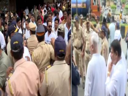 india alliance rally in mumbai on occasion of mahatma gandhi jayanti workers of india alliance were detained by mumbai police | इंडिया आघाडीच्या 'मी पण गांधी' पदयात्रेतील कार्यकर्त्यांना पोलिसांनी घेतलं ताब्यात; कार्यकर्त्यांकडून घोषणाबाजी