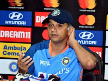  India coach Rahul Dravid gives quirky reply to reporter’s Mitchell Starc, Shaheen Afridi comparison with indiam pace bowlers   | IND vs AUS: "तुमच्याकडे 6 फूट 4 इंच उंच गोलंदाज असेल तर सांगा", राहुल द्रविडने पत्रकाराची घेतली फिरकी