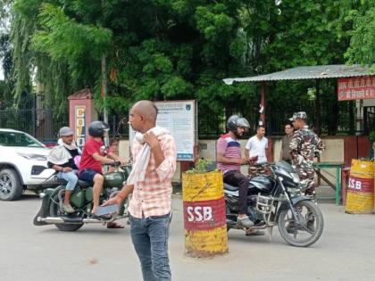 Nepal Protest Impact of the agitation in Nepal on the border, the situation is tense on the border; Indian tourists stopped | Nepal Protest : नेपाळमधील आंदोलनाचा सीमेवर परिणाम, सीमेवर परिस्थिती तणावपूर्ण; भारतीय पर्यटकांना रोखले Nepal Protest Impact of the agitation in Nepal on the border, the situation is tense on the border; Indian tourists stopped | Nepal Protest : नेपाळमधील आंदोलनाचा सीमेवर परिणाम, सीमेवर परिस्थिती तणावपूर्ण; भारतीय पर्यटकांना रोखले
