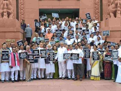 Indi Alliance MPs protested outside Parliament on the issue of GST | आरोग्य विम्याच्या हप्त्यातून सरकारने वसूल केले २४ हजार कोटी; राहुल गांधींचा गंभीर आरोप