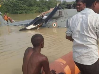 An Air Force helicopter that went to help the flood victims in Bihar crashed into the water, people ran away with the contents inside  | बिहारमध्ये पूरग्रस्तांच्या मदतीला गेलेलं हवाई दलाचं हेलिकॉप्टर पाण्यात कोसळलं, लोकांनी आतील सामान पळवलं 