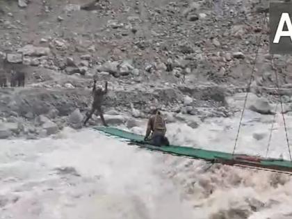 A scary speed of 40+ km! The soldiers built a bridge over the flowing river, playing for their lives sikkim; A like, one sallute | ४०+ किमीचा धडकी भरवणारा वेग! जवानांनी जिवावर खेळून वाहत्या नदीवर पूल बांधला; एक लाईक तर बनतोच