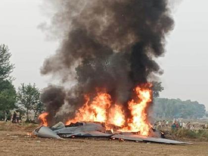 uttar pradesh Air force plane crashes in Agra, 2 including pilot save their lives by jumping into fields | आग्रा येथे हवाई दलाचे विमान कोसळले, पायलटसह 2 जणांनी शेतात उड्या घेत स्वतःचा जीव वाचवला; बघा VIDEO