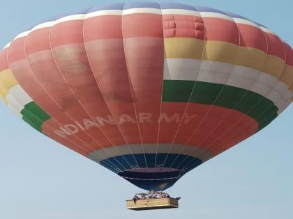 The Air Balloon of the Indian Army land in Farm | अमरावतीमधील सोनगाव शिवारात उतरले लष्कराचे एअर बलून, ग्रामस्थांमध्ये कुतूहल