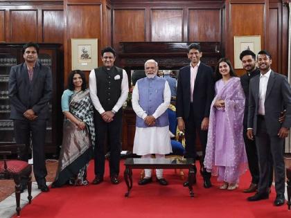 indian cricketer anil Kumble, Srinath, Venkatesh Prasad, mayank Agarwal and Manish pandey meet Prime Minister Narendra Modi at rajbhavan bengaluru in karnataka  | Narendra Modi Bengaluru: PM मोदी कर्नाटक दौऱ्यावर! भारतीय क्रिकेटपटूंनी घेतली पंतप्रधानांची भेट, पाहा फोटो